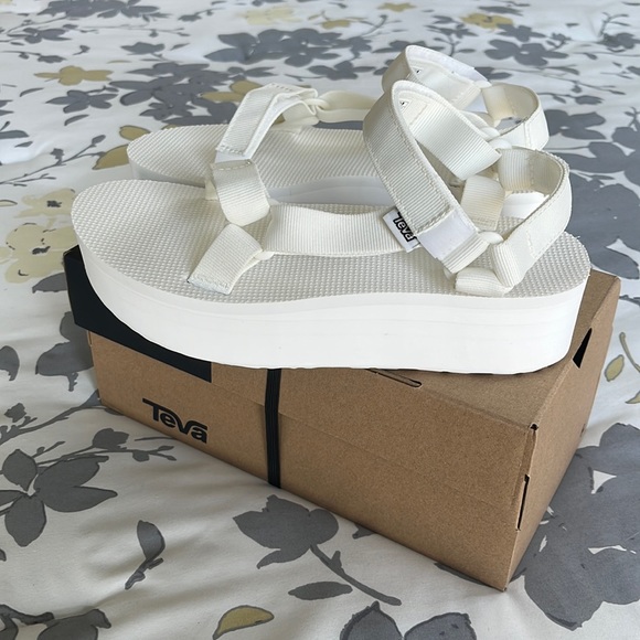 Teva Flatform Universal Sandal - Picture 3 of 9
